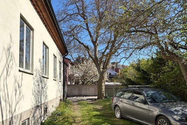 Går att parkera 2 bilar på gården