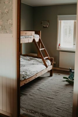 Hyr denna stuga i Sunne på 90 m². 6 sängplatser. 5 500 - 7 500 kr per vecka. Se bilder och tillgänglighet här.