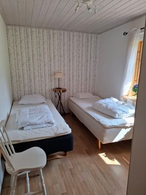 Stuga i enskilt läge med egen strand och båtbrygga - Bild 16