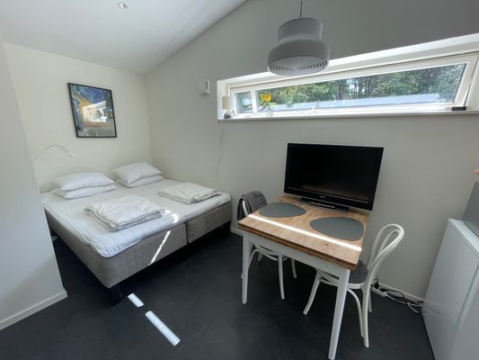 Hyr denna stuga i  på 18 m². 2-3 sängplatser. Från 1 000 kr per dag. Se bilder och tillgänglighet här.