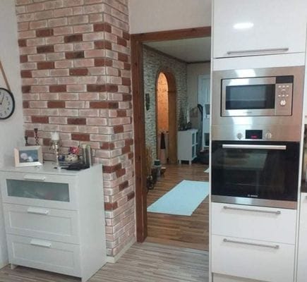 Hyr denna stuga i  på 90 m². 4-6 sängplatser. 5 500 - 6 500 kr per vecka. Se bilder och tillgänglighet här.