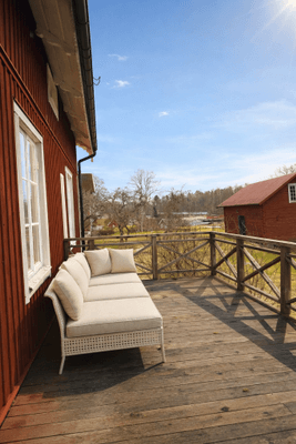 Hyr denna stuga i  på 140 m². 8-9 sängplatser. 10 000 - 18 000 kr per vecka. Se bilder och tillgänglighet här.