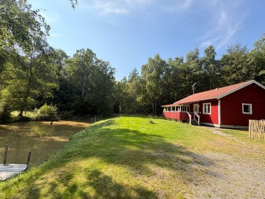 Hyr denna stuga i  på 70 m². 2-4 sängplatser. 5 400 - 10 800 kr per vecka. Se bilder och tillgänglighet här.