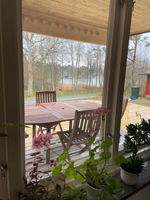 Uteplats från andra vyn. Sjöutsikt.