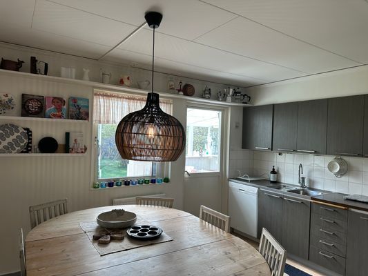 Trevlig gul villa  i sommaridyllen Grisslehamn - Bild 7