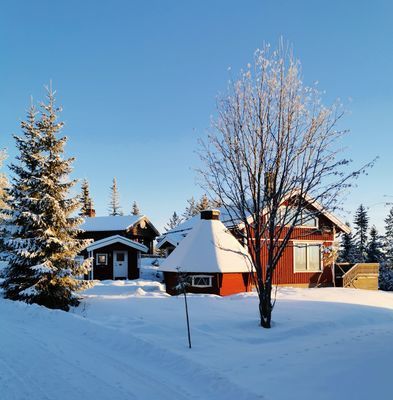 Hyr denna stuga i  på 76 m². 9-11 sängplatser. 5 000 - 13 000 kr per vecka. Se bilder och tillgänglighet här.