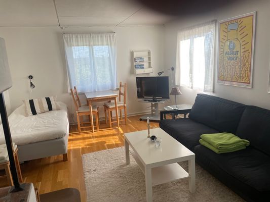 Hyr denna stuga i Dalarö på 30 m². 2-3 sängplatser. 7 000 - 10 000 kr per vecka. Se bilder och tillgänglighet här.