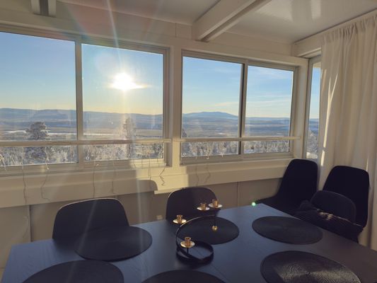 Matplats på den inglasade terassen med utsikt mot Sonfjället.