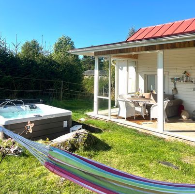 Stuga på strandtomt, JACUZZI  och eldplats - Bild 112