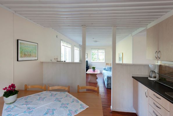 Hyr denna stuga i Tofta på 70 m². 7 sängplatser. 10 130 - 15 585 kr per vecka. Se bilder och tillgänglighet här.