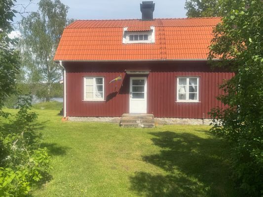 Hyr denna stuga i  på 90 m². 5 sängplatser. 5 000 - 7 000 kr per vecka. Se bilder och tillgänglighet här.