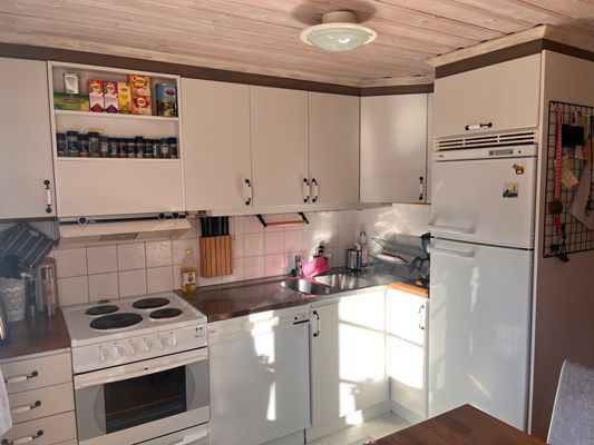 Hyr denna stuga i  på 77 m². 8-10 sängplatser. Från 14 800 kr per vecka. Se bilder och tillgänglighet här.