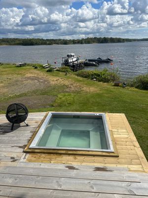 Nyrenoverat sommarhus med fantastisk sjötomt