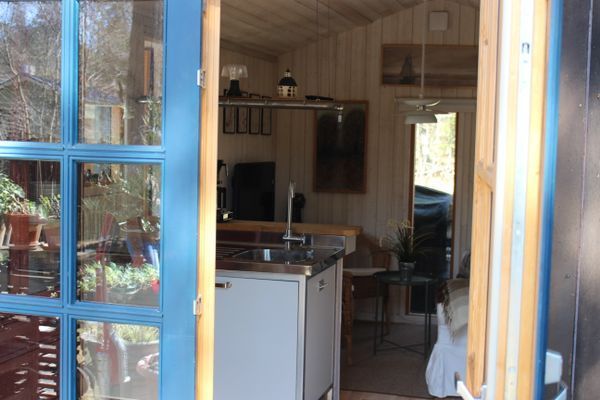 Hyr denna stuga i  på 15 m². 4 sängplatser. Från 5 600 kr per vecka. Se bilder och tillgänglighet här.