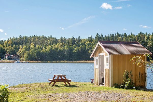 Modernt skärgårdshus på Skarpö, bilfärja
