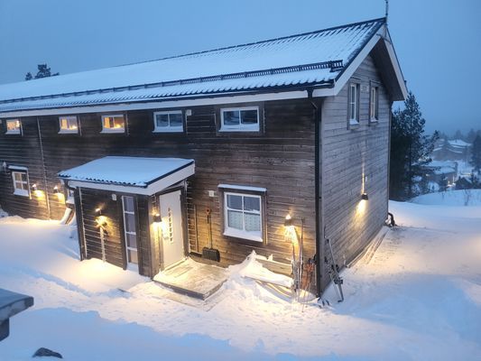 Hyr denna stuga i  på 145 m². 10 sängplatser. 15 000 - 29 000 kr per vecka. Se bilder och tillgänglighet här.