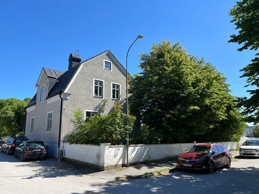 1920-tals villa nära muren