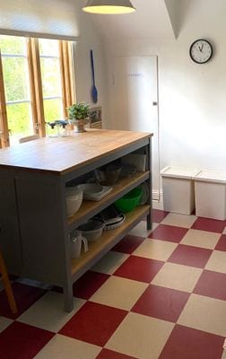 Stort hus m gästhus o badtunna i lummig trädgård - Bild 14