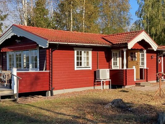 Hyr denna stuga i  på 48 m². 6 sängplatser. 6 600 - 8 800 kr per vecka. Se bilder och tillgänglighet här.