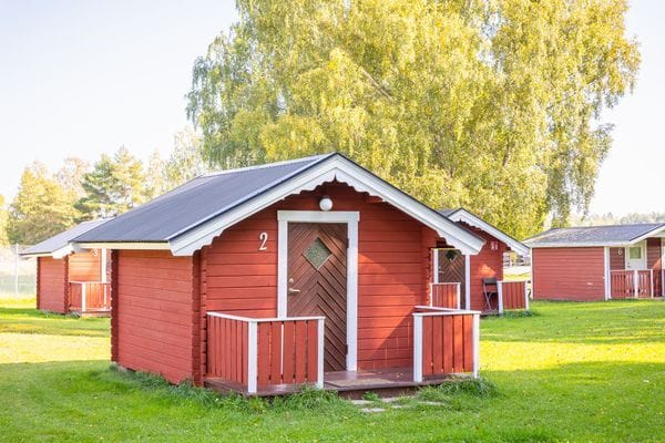 Hyr denna stuga i  på 10 m². 4 sängplatser. Från 600 kr per vecka. Se bilder och tillgänglighet här.