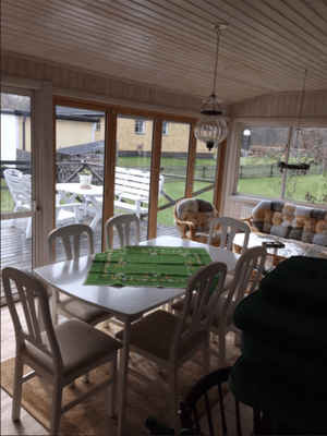Hyr denna stuga i  på 127 m². 6-8 sängplatser. 8 000 - 10 000 kr per vecka. Se bilder och tillgänglighet här.