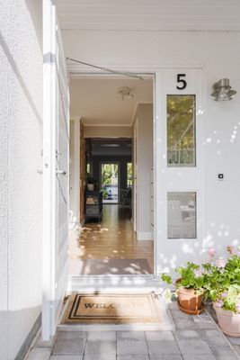 Hyr denna stuga i Visby på 135 m². 7 sängplatser. Från 14 000 kr per vecka. Se bilder och tillgänglighet här.