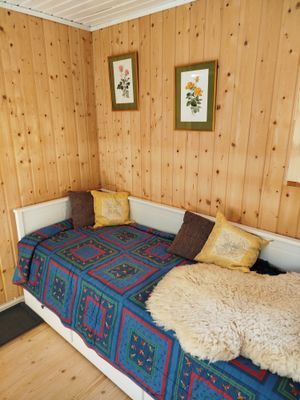Hyr denna stuga i  på 21 m². 2-4 sängplatser. 3 000 - 4 000 kr per vecka. Se bilder och tillgänglighet här.