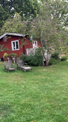Hyr denna stuga i  på 55 m². 2 sängplatser. Från 13 685 kr per vecka. Se bilder och tillgänglighet här.