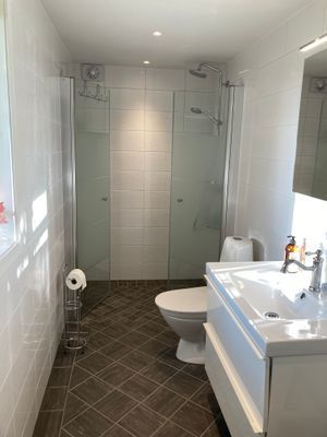 "flygel"  med uteplats och trädgård - Bild 8