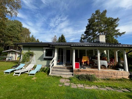 Sommarhus med pool & sjönära läge Upplands Bro