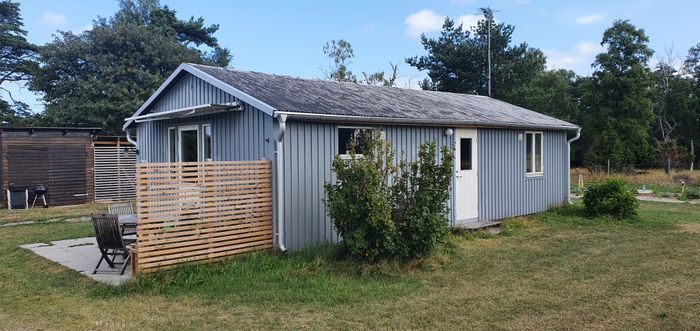 Hyr denna stuga i Fårö på 45 m². 4 sängplatser. 7 000 - 14 000 kr per vecka. Se bilder och tillgänglighet här.