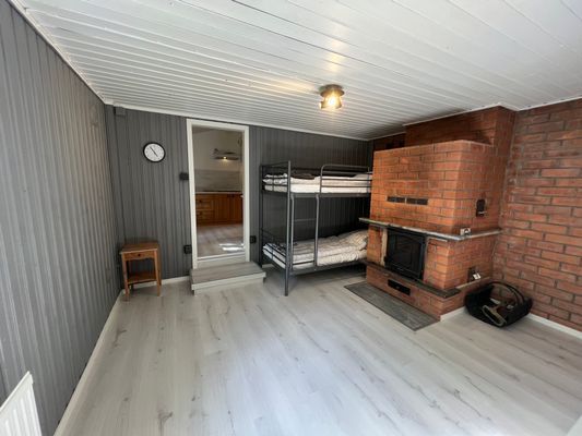 Nyrenoverad stuga nära sjön - Bild 8