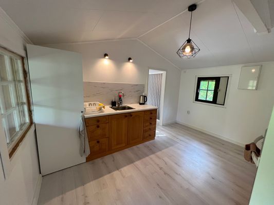 Nyrenoverad stuga nära sjön - Bild 11