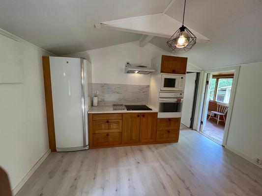 Hyr denna stuga i  på 75 m². 6 sängplatser. 6 000 - 10 000 kr per vecka. Se bilder och tillgänglighet här.