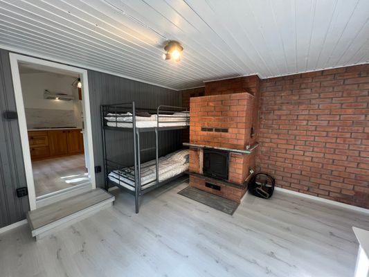 Nyrenoverad stuga nära sjön - Bild 13