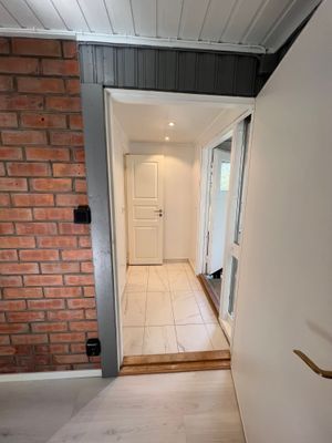 Nyrenoverad stuga nära sjön - Bild 6