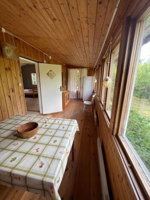 Nyrenoverad stuga nära sjön - Bild 7