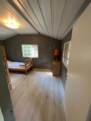 Nyrenoverad stuga nära sjön - Bild 10