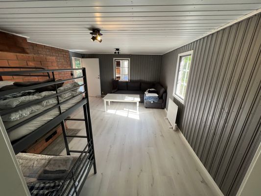 Nyrenoverad stuga nära sjön - Bild 12