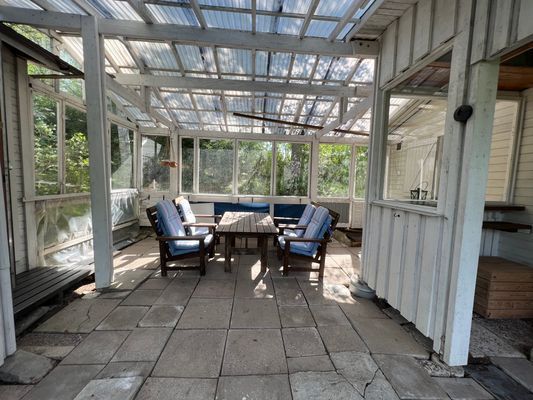 Nyrenoverad stuga nära sjön - Bild 14