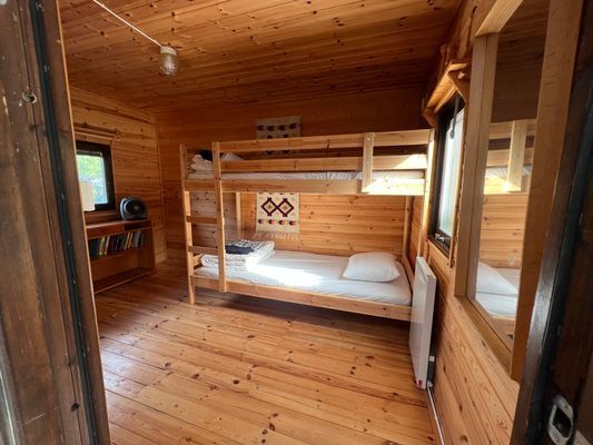 Nyrenoverad stuga nära sjön - Bild 16