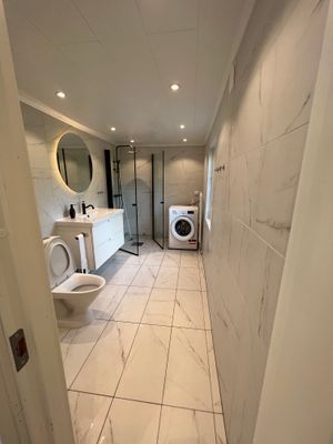 Nyrenoverad stuga nära sjön - Bild 19