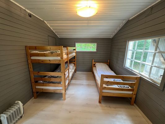 Nyrenoverad stuga nära sjön - Bild 27