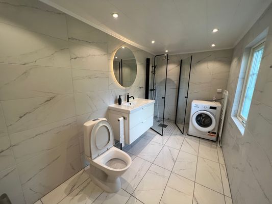 Nyrenoverad stuga nära sjön - Bild 23