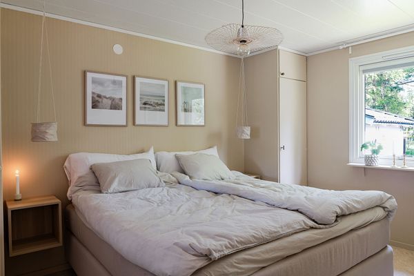 Hyr denna stuga i Österlen på 90 m². 8-9 sängplatser. 15 000 - 25 000 kr per vecka. Se bilder och tillgänglighet här.