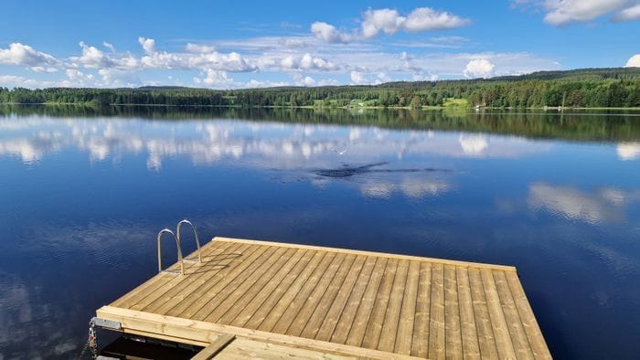 Nyrenoverad stuga med egen brygga - Bild 39
