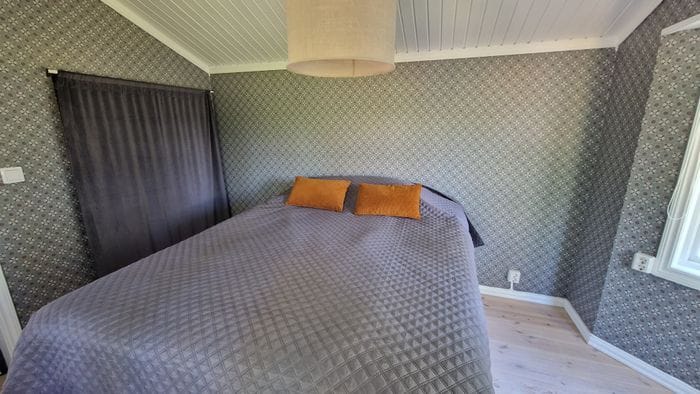 Nyrenoverad stuga med egen brygga - Bild 23