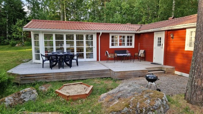 Nyrenoverad stuga med egen brygga - Bild 15