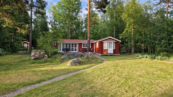 Bild 3 på Nyrenoverad stuga med egen brygga
