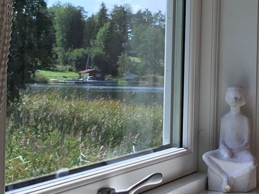 30 meter till havet. Roddbåt m motor. Diskmaskin.